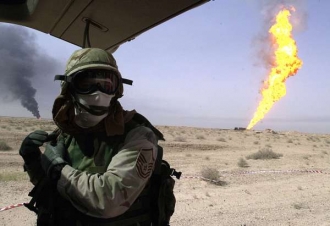 Hořící ropné vrty v jižním Iráku.