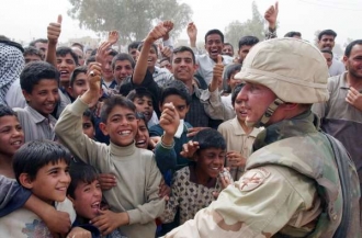 Iráčané v Nadžafu vítají americké vojáky.