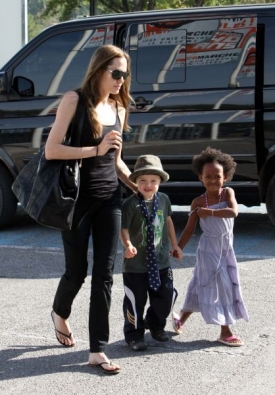 Angelina Jolieová s dcerami Shiloh a Zaharou.