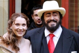 Operní pěvec Luciano Pavarotti a Nicoletta Mantovaniová.