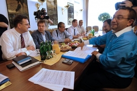 Koalice jedná o penězích na platy učitelů, ministr Dobeš sedí vpravo.
