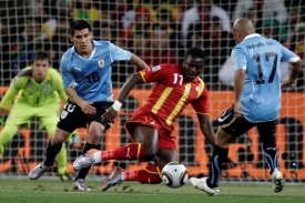 Momentka z utkání Uruguay - Ghana.