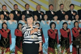 Roza Otunbajevová byla v Biškeku uvedena do prezidenstkého úřadu.