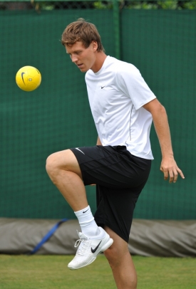 Tomáš Berdych si při tréninku i rád zakope s míčem.