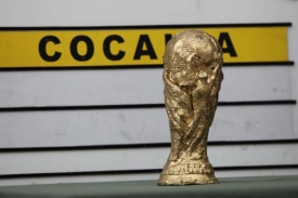 Vítězná trofej MS ve fotbale celá z kokainu? V Kolumbii žádný problém.