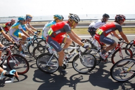 Lance Armstrong (uprostřed) během své poslední Tour de France.