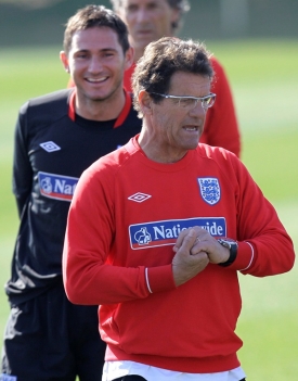 Trenér Anglie Fabio Capello (vpředu) a záložník Lampard.