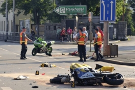 Obětí dopravní nehody se stal pětadvacetiletý motocyklista. 
