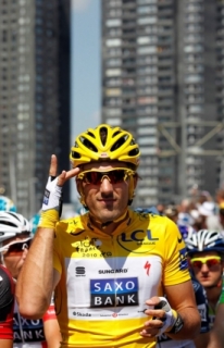 Žlutý dresu pro vedoucího muže Tour vlastní zatím Švýcar Cancellara.