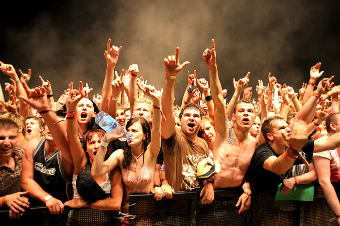 Na festival Rock for People, který se od 3. do 6. července koná v areálu bývalého vojenského letiště v Hradci Králové, dorazilo asi 25 tisíc lidí. (Foto: Lucie Pařízková)