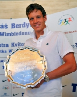 Tomáš Berdych s trofejí pro finalistu Wimbledonu.