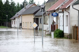 Obec se stala symbolem ničivých záplav před třinácty lety.