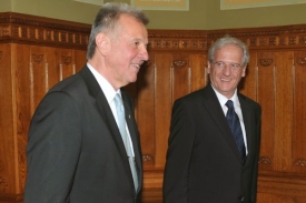 Maďarský prezident Sólyom (vpravo) se svým nástupcem Schmittem.