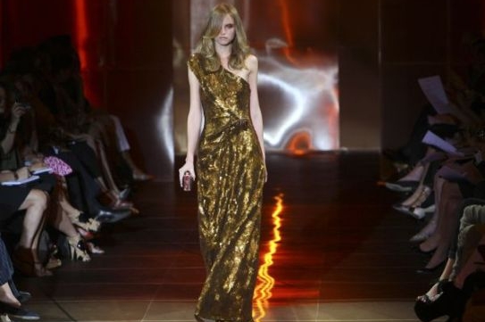 Modelka se zlatými šaty.