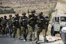 Vojáci hlídkují na palestinském území.