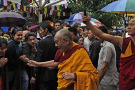 Dalajlama se zdraví se svými příznivci.
