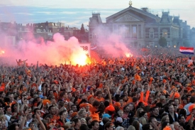 Nizozemské oslavy postupu do finále se neobešly bez konfliktů.