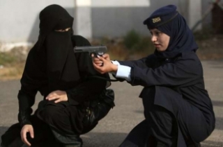 Jemenské policistky při výcviku střelby.