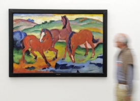 Červené koně namaloval člen skupiny Der Blaue Reiter Franz Marc.