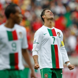 Cristiano Ronaldo (vpravo) vede Portugalsko jako kapitán.