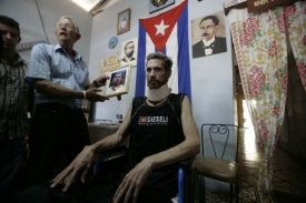 Jeden z vězňů svědomí při propuštění z kubánského vězení.