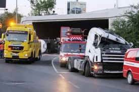 Nehoda kamionu a osobních vozidel.