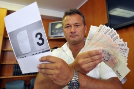 Kriminalista ukazuje zadržené bankovky a kopii textu lupičů.