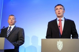 Norský premiér Jens Stoltenberg (vpravo) oznamuje zatčení teroristů.