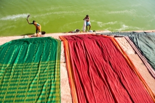 Praní sárí v indickém Badámí.