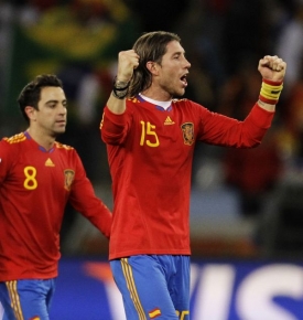 Xavi (vlevo, vedle Sergio Ramos) si věří. Jako celé Španělsko.