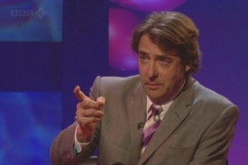 Potrestaného moderátora Jonathana Rosse přetáhla komerční ITV1.