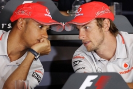 Piloti McLarenu Lewis Hamilton a Jenson Button (vpravo).