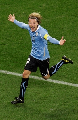 Diego Forlán vstřelil čtyři branky a dovedl Uruguay do semifinále.