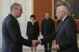 Prezident Klaus jmenoval Singera guvernérem 18. června 2010.