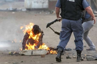 Cizinec zapálený v jednom z townshipů (2008).