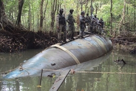 Ekvádorští vojáci a policisté stojí na zadržené pašerácké ponorce.