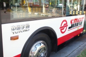 V Singapuru jezdí autobusy, vlaky i taxíky s nápisem SMRT.