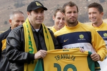 Herec John Travolta dostal od fotbalistů Austrálie dres se svým jménem.