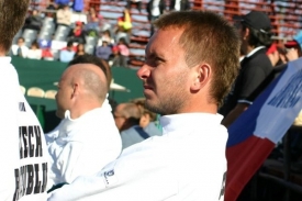 Ivo Minář na lavičce sleduje zápas Jana Hájka.