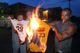 Fanoušci v Clevelandu pálí Jamesovy dresy.