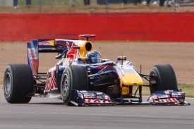 Vítěz britské kvalifikace Sebastian Vettel.