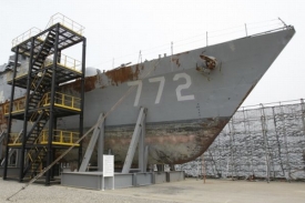 Vrak lodi, kterou měla potopit Severní Korea, na jihu zkoumají.