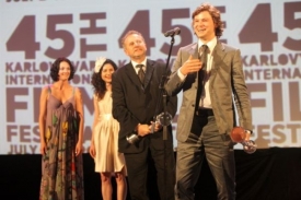Mateusz Kościukiewicz se raduje z ceny za mužský herecký výkon.