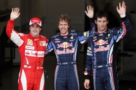 Mark Webber (vpravo) neměl důvod k úsměvu jako Sebastian Vettel.
