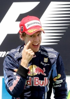 Sebastian Vettel dostává od týmu stále větší podporu než Mark Webber.