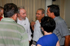 Bývalý kubánský vůdce rozmlouvá se svými příznivci.