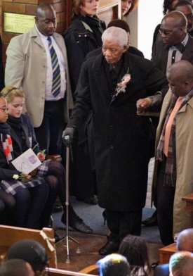 Nelson Mandela na pohřbu vnučky Zenani.