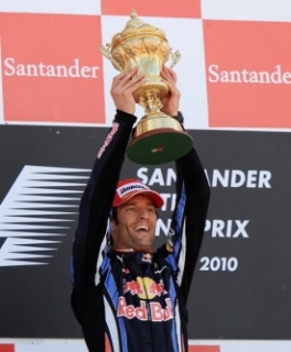 Mark Webber s trofejí pro vítěze britské Grand Prix.