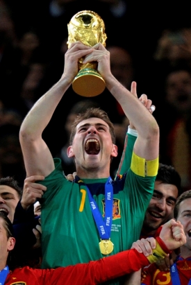 Kapitán Iker Casillas mohl jako první zvednout trofej nad hlavu.