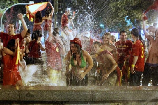 Španělské veselí v jedné z madridských fontán.